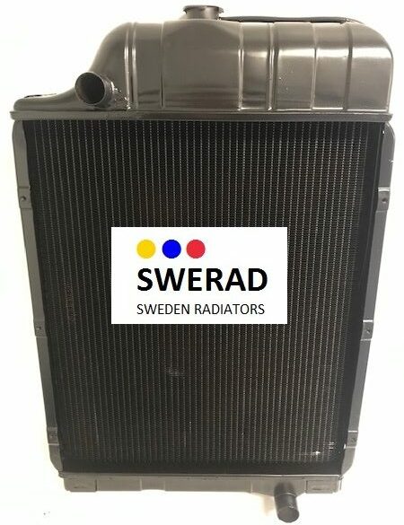 En Kylare Zetor traktor kylare med svart finish, märkt "SWERAD SWEDEN RADIATORS" och prydd med röda, gula och blå färgade prickar.