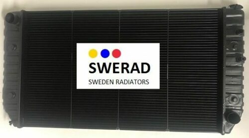 En Kylare Chevrolet kylare från SWERAD Sweden, med en elegant svart rektangulär design med SWERAD-logotypen väl synlig i mitten.