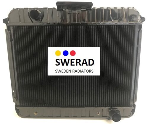 En svart Kylare Chevrolet kylare med en "SWERAD SWEDEN RADIATORS"-etikett i mitten, med en liten grafik av blå, röda och gula prickar.