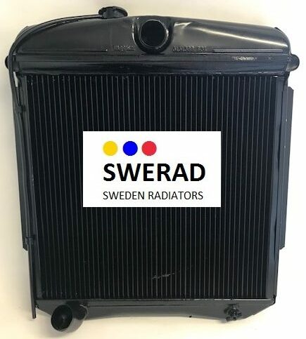 En "Kylare Cadillac"-kylare i svart, med etiketterna "SWERAD" och "SWEDEN RADIATORS" på framsidan, prydd med en logotyp som visar tre färgade prickar: röd, gul och blå.