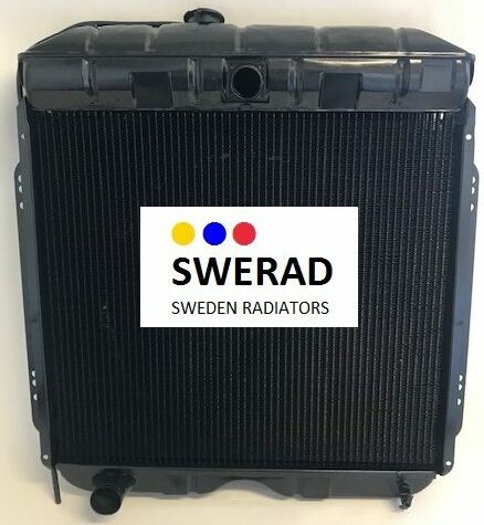 Bild av en svart Kylare Ford bilkylare med en vit etikett som visar texten "SWERAD SWEDEN RADIATORS" i svart med röda, blå och gula prickar ovanför texten.