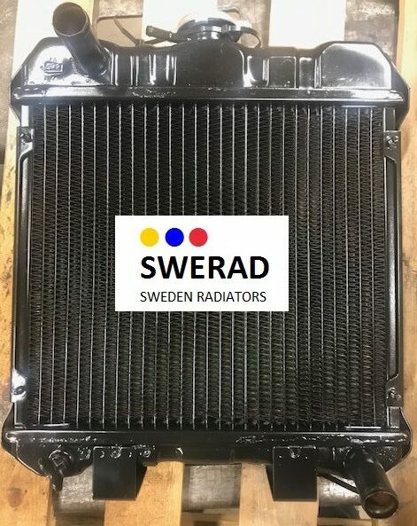 En svart Kylare Toro gräsklippare med en SWERAD Sweden Radiators etikett är uppsatt på en träpall.