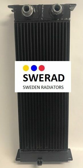 En svart radiator med två in-/utloppsrör upptill, märkt "Oljekylare Bobcat teleskoplastare" med färgade prickar ovanför, och "SWEDEN RADIATORS" under varumärket på vit bakgrund.
