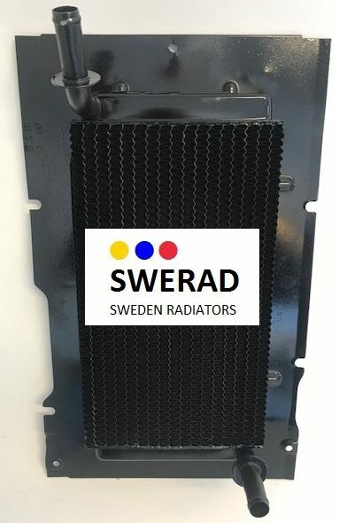 En Värmeelement Dodge radiator med "SWERAD SWEDEN RADIATORS"-logotypen prydd med gula, röda och blå prickar på en svart och silver bakgrund.