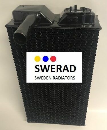 En SWERAD Sweden Radiator-produkt, nämligen Värmeelement Cadillac, har en svart, rektangulär design med en synlig kontakt och visar stolt upp företagets logotyp.