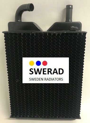 En Värmeelement Cadillac radiator, med en svart bikakeformad front och två övre kontakter. Enheten har en etikett med texten "SWERAD SWEDEN RADIATORS" tillsammans med färgade prickar ovanför texten.