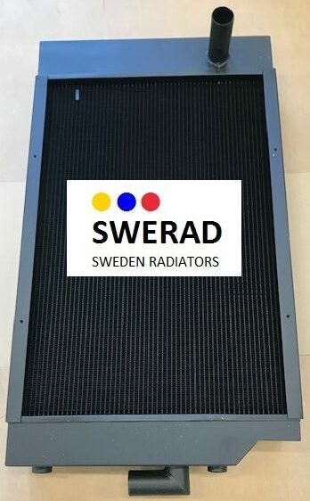 En Kylare Caterpillar lastmaskin från Sweden Radiators (SWERAD), med ett svart och grått hölje med färgade prickar och företagets logotyp på frontpanelen.