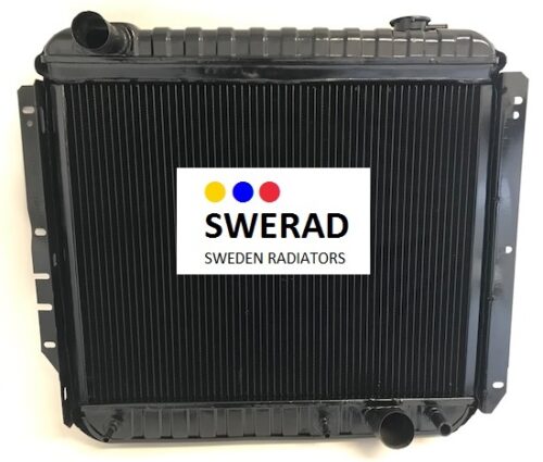 En svart Kylare Pontiac fordonskylare prydd med en central vit etikett som visar texten "SWERAD" och "SWEDEN RADIATORS" tillsammans med tre färgade prickar.