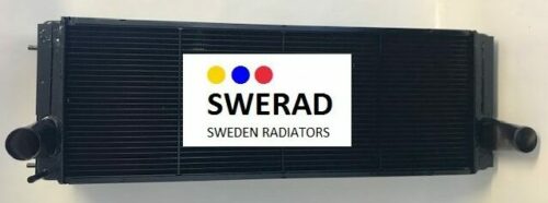 Svart bilkylare med två slanganslutningar på varje sida, märkt "Kylare Liebherr grävmaskin" med färgade prickar ovanför texten.