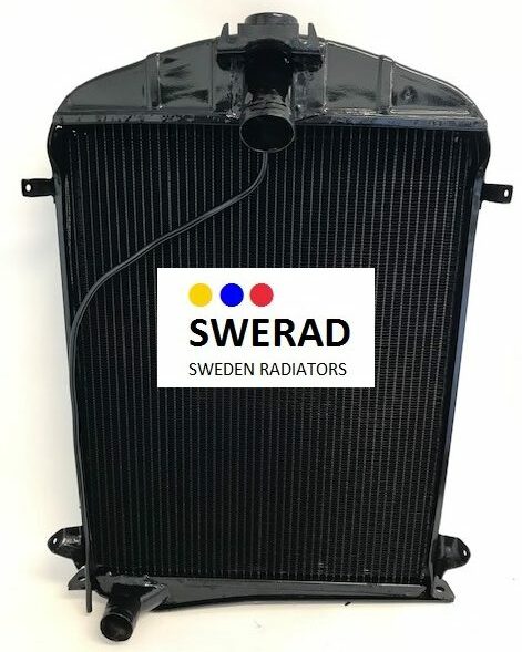 En svart Kylare A-Ford kylare med en etikett som läser "SWERAD SWEDEN RADIATORS" och en bild av tre färgade prickar (blå, gul och röd).