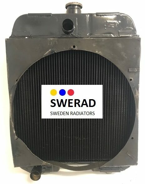 En rektangulär svart kylare med ett centralt cirkelmönster visas med etiketten "Kylare Volvo BM skotare" tillsammans med en logotyp med tre färgade prickar ovanför texten och läser "SWERAD SWEDEN RADIATORS".