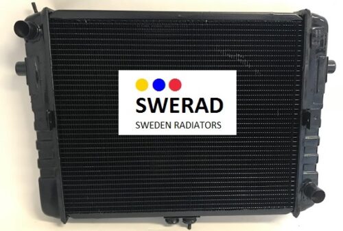 En svart Kylare Broadway radiator med flera synliga rör och fenor, med en central etikett som läser "SWERAD SWEDEN RADIATORS" tillsammans med tre färgade cirklar ovanför texten.