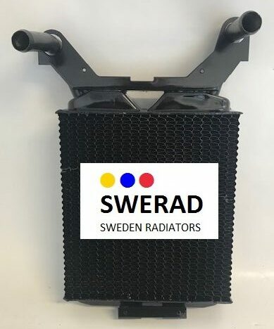 En svart "Värmeelement Pontiac" radiator, märkt "SWERAD SWEDEN RADIATORS," och prydd med tre färgade prickar (blå, gul, röd) på en vit bakgrund.