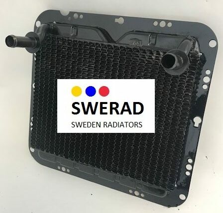 En svart radiator med namnet "Värmeelement De Soto", märkt med logotypen "SWERAD: Sweden Radiators" och prydd med gula, blå och röda prickar.