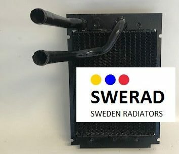 En svart Värmeelement Plymouth radiator med två utskjutande rör, uppsatt vid sidan av en logotyp med texten "SWERAD SWEDEN RADIATORS.