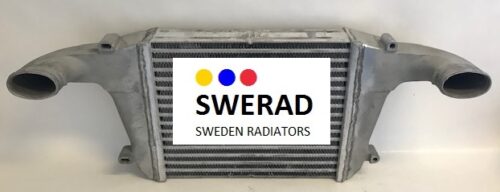 En metallisk intercooler för bilar med etiketten "SWERAD SWEDEN RADIATORS" och tre prickar i blått, gult och rött på framsidan.