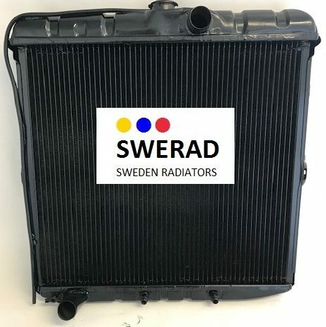 En svart rektangulär kylare, kallad "Kylare Dodge", med etiketten "SWERAD SWEDEN RADIATORS" som innehåller tre färgade prickar (blå, gul och röd) på en vit bakgrund.