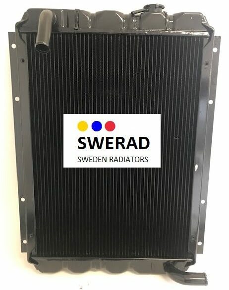 En svart "Kylare Doosan grävmaskin" radiator med en etikett som läser "SWERAD - SWEDEN RADIATORS" i mitten, med fyra färgade prickar ovanför texten.