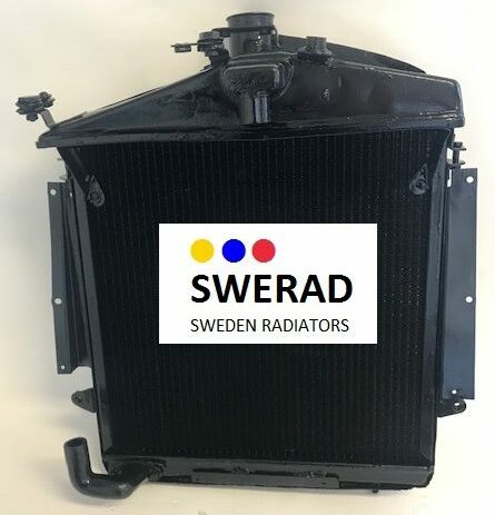 En svart "Kylare Rover" bilkylare med "SWERAD"-logotypen och texten "Sweden Radiators" på framsidan, med tre färgade prickar: gul, blå och röd.