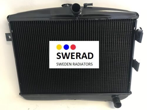Kylare Volvo, en svart bilkylare från SWERAD Sweden Radiators, har företagets logotyp väl synlig på framsidan, med tre färgade prickar (blå, gul och röd) ovanför SWERAD-namnet.