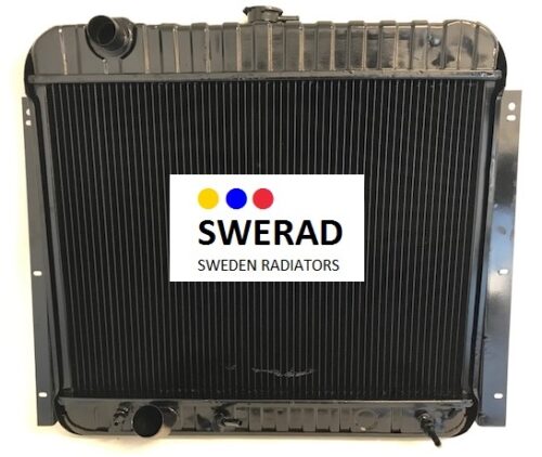 En svart Kylare Oldsmobile bilkylare med "SWERAD SWEDEN RADIATORS"-logotypen och texten väl synlig i mitten, utrustad med slanganslutningar både upptill och nedtill.