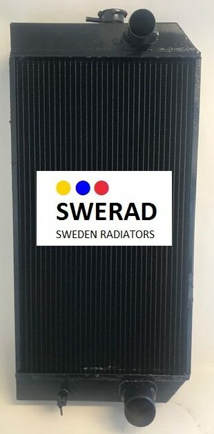 En svart Vattenkylare Huddig traktorgrävare radiator märkt "SWERAD SWEDEN RADIATORS" med tre färgade prickar: blå, gul och röd.
