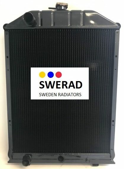 Svart metallradiator märkt "SWERAD SWEDEN RADIATORS", prydd med blå, gula och röda prickar i mitten. Detta är Kylare Volvo-modellen.