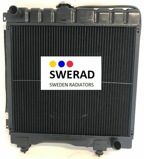 En "Kylare Mercedes"-kylare, märkt med "SWERAD SWEDEN RADIATORS"-etiketten och prydd med färgade prickar, visas upp mot en enkel bakgrund.