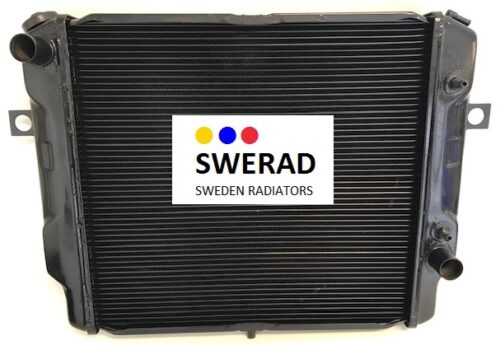 En svart bilkylare märkt "SWERAD SWEDEN RADIATORS" i mitten, prydd med blå, gula och röda prickar ovanför texten, identifierad som Kylare Volvo.