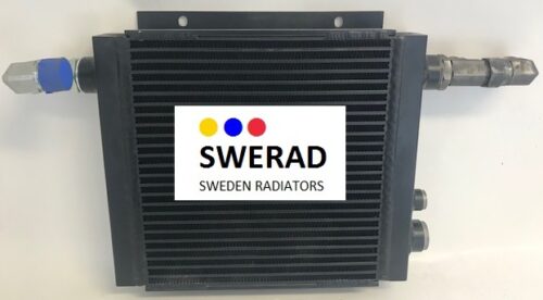 En svart Oljekylare Brock värmeväxlarradiator med metallkontakter på båda sidor. En etikett på framsidan läser "SWERAD SWEDEN RADIATORS" med färgade prickar ovanför texten.