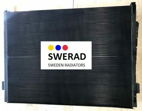 En svart Kylare Volvo-kylare med horisontella fenor med en etikett som läser "SWERAD SWEDEN RADIATORS" och tre färgade prickar ovanför texten.