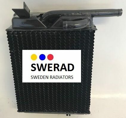 En rektangulär svart kylare märkt "Värmeelement Chevrolet" med orden "SWERAD SWEDEN RADIATORS", med tre prickar i blått, gult och rött ovanför texten.
