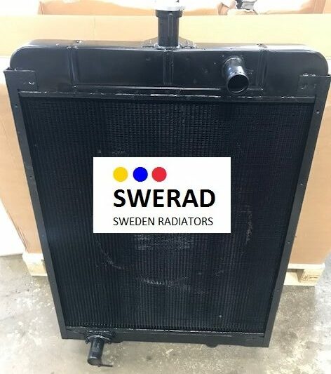 En svart Kylare Elverk radiator med logotypen "SWERAD SWEDEN RADIATORS" i mitten, med gula, blå och röda prickar ovanför texten, placeras på ett golv.