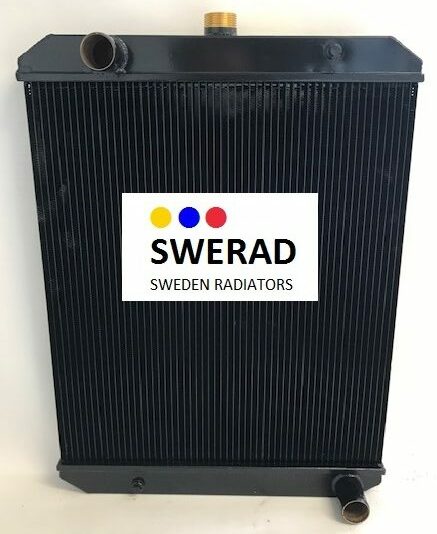 En svart Kylare Geotech borrigg radiator med en etikett som läser "SWERAD SWEDEN RADIATORS" med tre färgade prickar (gul, röd, blå). Radiatorn har tre anslutningsportar.