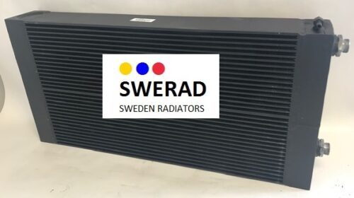 En svart kylare som heter "Oljekylare MAN mobilkran" med etiketten "SWERAD SWEDEN RADIATORS", med tre prickar i gult, rött och blått.