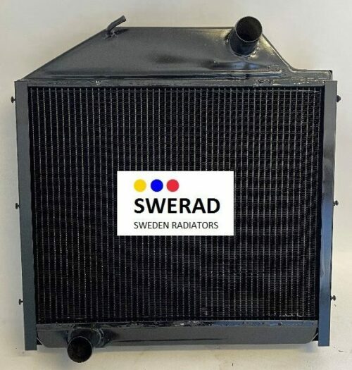 En svart kylare märkt "Kylare Valtra traktor" med en SWERAD-logga i mitten, med texten "SWEDEN RADIATORS" och färgade prickar ovanför texten.