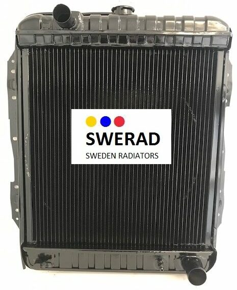 En bilkylare märkt "Kylare Chevrolet" med märket "SWERAD Sweden Radiators", med en svart kärna och övre och nedre in- och utloppsrör.