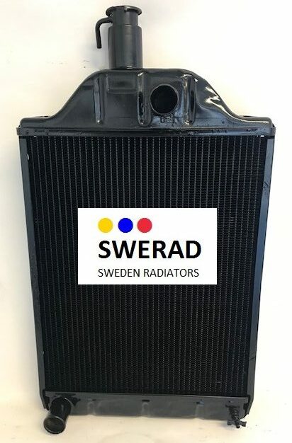 En "Kylare Massey Ferguson traktor" bilkylare i svart, som tydligt visar "SWERAD SWEDEN RADIATORS"-logotypen med blå, gula och röda prickar högst upp i mitten.