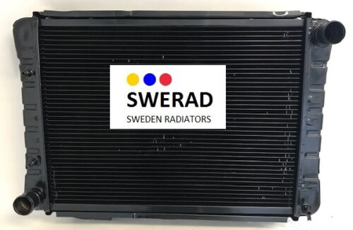 En svart bilkylare märkt "Kylare Ford SWERAD Sweden Radiatorer" med tre färgade prickar i gult, blått och rött.