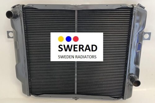 Vi presenterar "Kylare Volvo", en bilkylare märkt "SWERAD" med etiketten "SWEDEN RADIATORS" väl synlig i mitten. Denna kylare är expertdesignad med två inlopps-/utloppsrör och har en expansiv kylyta för optimal prestanda.