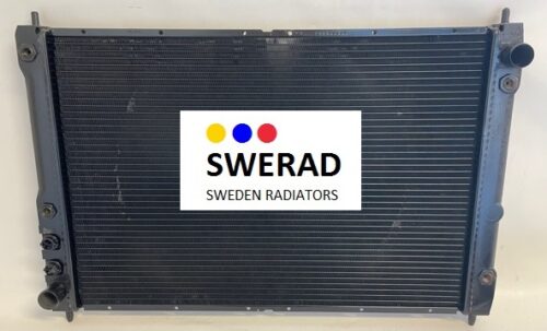 Kylare Rover är en stor svart kylare med metallkomponenter, med logotypen "SWERAD SWEDEN RADIATORS" i mitten och fem färgade prickar ovanför texten.