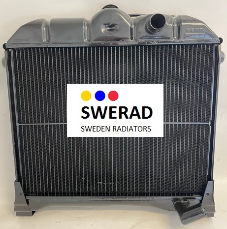 En bilkylare märkt "Kylare Mercedes" av SWERAD, med svarta kylflänsar och silvermetalliska sidor.