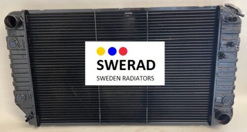 En Kylare Chevrolet bilkylare med flera rör anslutna, med en etikett i mitten som lyder "SWERAD SWEDEN RADIATORS.