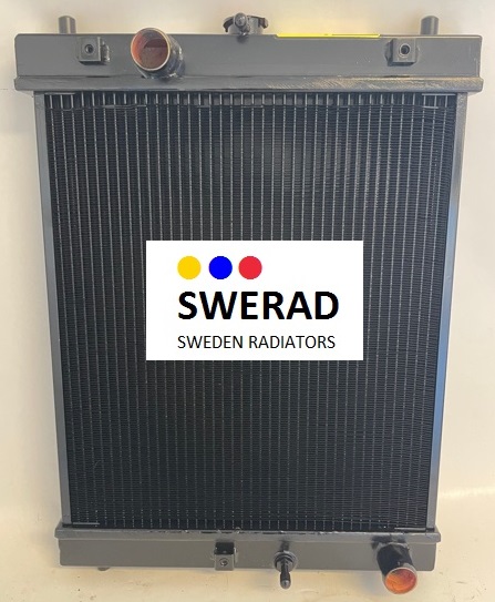 En SWERAD Sweden Radiator-produkt, Kylare Hitachi grävmaskin, med en svart kylare med flera kontakter och en logotyp som innehåller röda, blå och gula prickar.