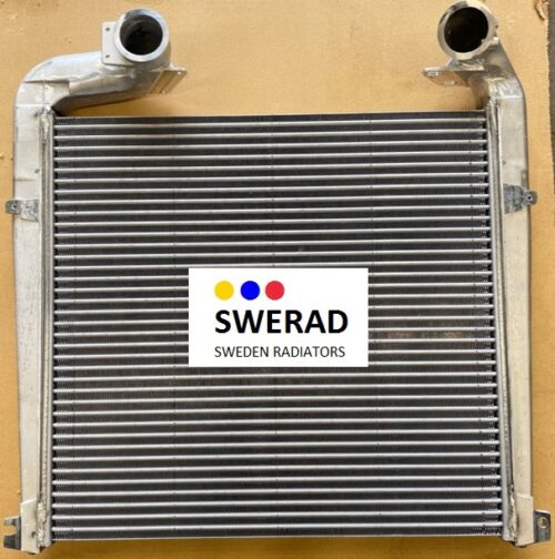 En Intercooler Scania med etiketten "SWERAD SWEDEN RADIATORS" tryckt på vit bakgrund i mitten. Intercoolern har två svarta cirkulära öppningar på motsatta hörn.