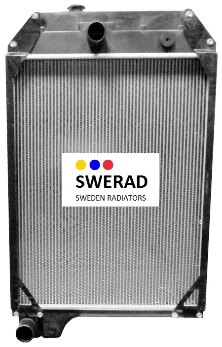 En Kylare Caterpillar fordonskylare med en etikett med texten "SWERAD SWEDEN RADIATORS" framför kylflänsarna, med tre färgade prickar ovanför texten.