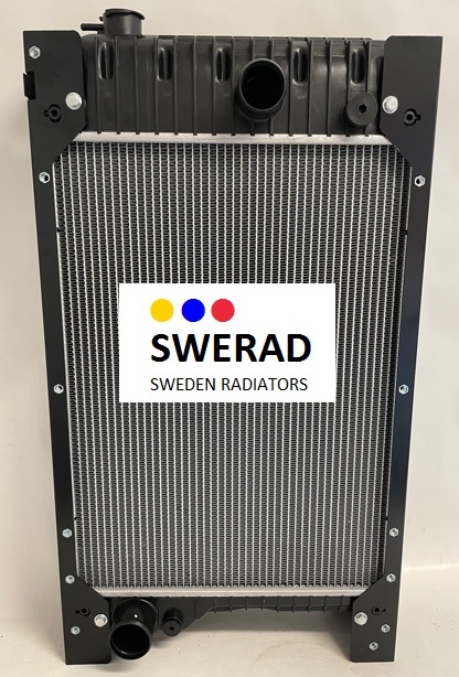 En metallkylare med många tunna fenor, märkt som "Kylare Caterpillar", med etiketten "SWERAD SWEDEN RADIATORS" i mitten, tillsammans med tre färgade prickar ovanför texten.