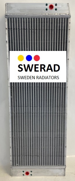 Oljekylare Volvo BM är en stor, rektangulär kylare med en elegant metallfinish, som tydligt visar logotypen "SWERAD SWEDEN RADIATORS" i mitten. Den har flera fenor och två små inlopps-/utloppsportar placerade både upptill och nedtill.