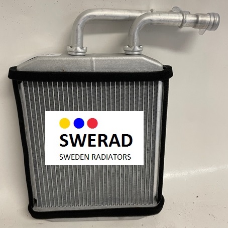 En bilkylare i metall kallad "Värmeelement Chevrolet" med kylflänsar och två anslutningsrör, märkt med logotypen "SWERAD SWEDEN RADIATORS" på framsidan.