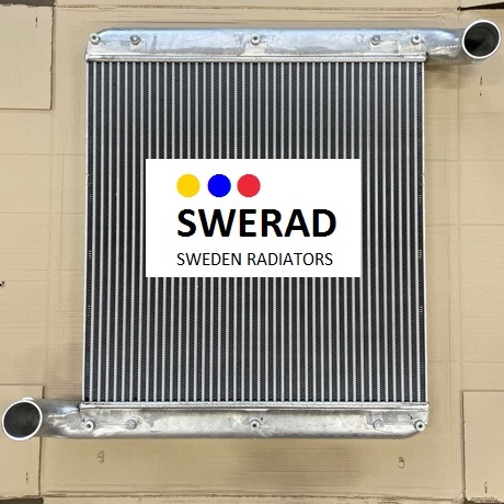 En "Intercooler Volvo Penta stenkross" med etiketten "Swerad Sweden Radiators" placeras på en kartongyta. Intercoolern har kylflänsar och två in-/utloppsrör.
